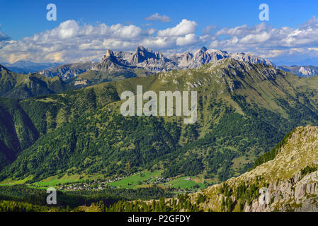 Vista dal Lagorai a Bellamonte con gamma Rosengarten in background, Trans-Lagorai, Lagorai, Dolomiti, patrimonio mondiale Heri Foto Stock