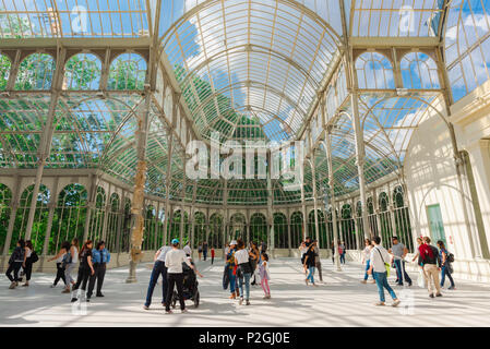 Madrid Retiro Crystal Palace, vista interna del Palacio de Cristal - un vetro e ferro battuto edificio nel Parque del Retiro di Madrid in Spagna. Foto Stock