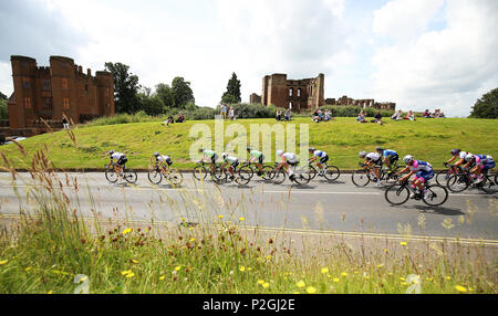 Team La Ragnatela Solare di Ellen van Dijk (sinistra) e il primo ciclo di piloti del passato il Castello di Kenilworth a Kenilworth, Warwickshire durante la terza fase dell'energia OVO donna Tour da Atherstone al Royal Lemington Spa. Foto Stock