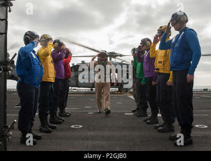 Oceano Pacifico (16 settembre 2016) - Comandante, Navale forze di superficie Vice Adm. Thomas S. Rowden arriva a bordo dell'assalto anfibio nave USS Makin Island (LHD 8). Rowden consegnato commento durante il Chief Petty Officer cerimonia di pinning dove 17 Makin Island marinai imperniata sulla loro ancoraggi. Makin Island, il prodotto di punta della Makin Island anfibio gruppo pronto, sta conducendo la formazione integrata con l'undicesimo Marine Expeditionary Unit off costa Californiana Meridionale. (U.S. Foto di Marina di Massa Specialista comunicazione marinaio Clark Lane) Foto Stock