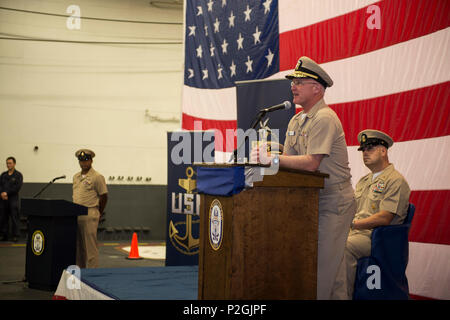 Oceano Pacifico (16 settembre 2016) - Comandante, Navale forze di superficie Vice Adm. Thomas S. Rowden offre commento al Chief Petty Officer cerimonia di pinning a bordo dell'assalto anfibio nave USS Makin Island (LHD 8), in cui 17 Makin Island marinai imperniata sulla loro ancoraggi. Makin Island, il prodotto di punta della Makin Island anfibio gruppo pronto, sta conducendo la formazione integrata con l'undicesimo Marine Expeditionary Unit off costa Californiana Meridionale. (U.S. Foto di Marina di Massa Specialista comunicazione marinaio Devin M. Langer) Foto Stock