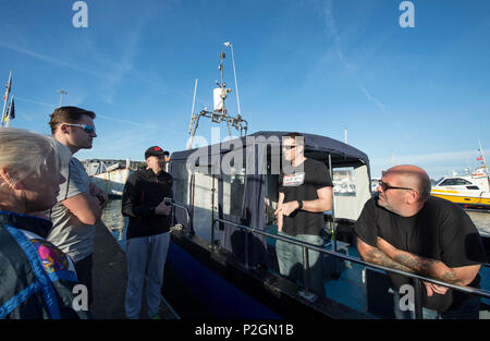 Stati Uniti Air Force Major Casey Bowen (centro destra) e U.S. Air Force Major Simon Ritchie (centro sinistra), dermatologi con la cinquantanovesima Medical ala, soddisfare con un Pilota di Barca e parlare con il Sig. Glenn Wilson (centro) nel Regno Unito il 23 settembre 2016 appena dopo il sig. Wilson, un nuotatore Australiano, aveva appena completato il suo assolo nuoto attraverso il canale inglese. Il Mag. Bowen e il Mag. Ritchie ha viaggiato per il Regno Unito a nuoto attraverso il canale inglese dal Porto di Dover alla costa della Francia. (DoD News foto da Tech. Sgt. Brian Kimball) Foto Stock