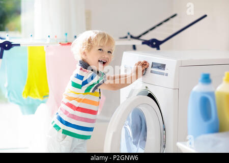 Madre e bambini in lavanderia con lavatrice o asciugatrice. Le chores della  famiglia. Moderni dispositivi domestici e detersivo per il lavaggio a casa  Foto stock - Alamy