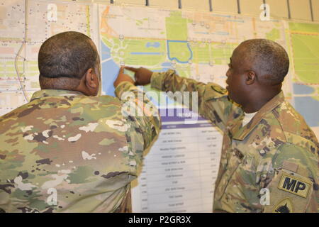 D.C. La Guardia nazionale di polizia militare la revisione di una mappa di National Mall prima dell'invio di soldati per posizioni per fornire il controllo del traffico e della folla di supporto di gestione, Washington D.C., Sett. 24. Cittadino di soldati e avieri del Distretto di Columbia National Guard support trasporto locale e legge federale Le agenzie di applicazione durante l'inaugurazione del Museo Nazionale di afro-americano della storia e della cultura sul National Mall. (U.S. Esercito nazionale Guard Photo by Staff Sgt. G.H. Cureton/RILASCIATO). Foto Stock