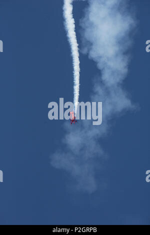 Sean D. Tucker, pilota del Challenger Oracle esegue l'acrobazia durante il 2016 Marine Corps Air Station (ICM) Miramar Air Show a MCAS Miramar, California, Sett. 23, 2016. La MCAS Miramar Air Show onori 100 anni del Marine Corps riserve mediante presentazione di prodezza aerea delle Forze Armate e il loro apprezzamento per il civile il sostegno della Comunità alle truppe. (U.S. Marine Corps foto dal caporale Jessica Y. Lucio/rilasciato) Foto Stock