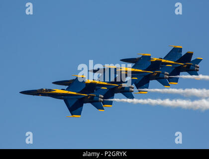 Stati Uniti Navy Blue Angels fly in stretta-formazione di precisione durante il 2016 Marine Corps Air Station (ICM) Miramar Air Show a MCAS Miramar, California, Sett. 24, 2016. La MCAS Miramar Air Show onori 100 anni del Marine Corps riserve mediante presentazione di prodezza aerea delle Forze Armate e il loro apprezzamento nei confronti di civili il sostegno della Comunità alle truppe. (U.S. Marine Corps foto di Sgt. Tia Dufour/rilasciato) Foto Stock