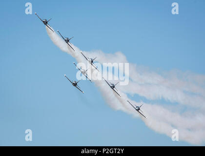 Il Breitling Jet Team volare in formazione sincronizzati durante il 2016 Marine Corps Air Station (ICM) Miramar Air Show a MCAS Miramar, California, Sett. 24, 2016. La MCAS Miramar Air Show onori 100 anni del Marine Corps riserve mediante presentazione di prodezza aerea delle Forze Armate e il loro apprezzamento nei confronti di civili il sostegno della Comunità alle truppe. (U.S. Marine Corps foto di Sgt. Tia Dufour/rilasciato) Foto Stock