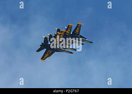 Stati Uniti Navy Blue Angels volare in formazione di precisione durante il 2016 Marine Corps Air Station (ICM) Miramar Air Show a MCAS Miramar, California, Sett. 24, 2016. La MCAS Miramar Air Show onori 100 anni del Marine Corps riserve mediante presentazione di prodezza aerea delle Forze Armate e il loro apprezzamento per il civile il sostegno della Comunità alle truppe. (U.S. Marine Corps foto dal caporale Jessica Y. Lucio/rilasciato) Foto Stock