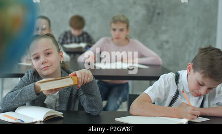 Insegnante con i ragazzi in classe geografia guardando al mondo Foto Stock