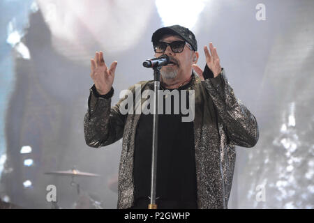 Vasco Rossi anche noto come Vasco o con il soprannome di Il Blasco, esecuzione dal vivo sul palco durante il suo tour 'Vasco Non Stop Live 2018" presso lo Stadio Olimpico. Foto Stock