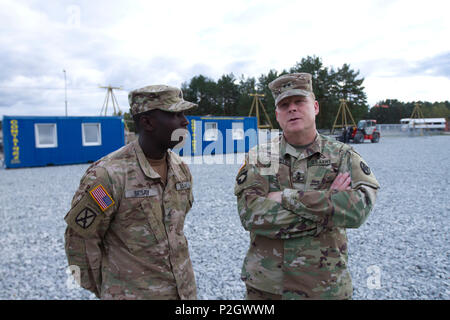 Il Mag. Gen. Duane Gamble, comandante del xxi Theatre Supporto comando, parla allo staff Sgt. Musa Sesay, nativo di Columbus, Ohio, soldato assegnato al XVIII contro il supporto del battaglione di supporto, xvi supporto brigata, XXI Theatre Supporto comando, circa EAS (attività europea Set) girare in a Camp Adazi, Lettonia, 20 settembre 2016. La funzione EAS consente la U.S. forze di rotazione nella regione per spostare in modo più semplice e rapido per partecipare a corsi di formazione e di esercizi senza dover portare tutte le proprie attrezzature con loro. 3a Bn., braccio 69a. Rgmt., era nella regione partecipano in Atlantic Re Foto Stock