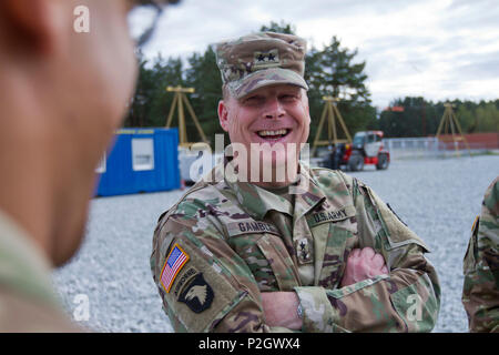 Il Mag. Gen. Duane Gamble, comandante del xxi Theatre Supporto comando, colloqui negli Stati Uniti. I soldati dell esercito circa EAS (attività europea Set) girare in a Camp Adazi, Lettonia, 20 settembre 2016. La funzione EAS consente la U.S. forze di rotazione nella regione per spostare in modo più semplice e rapido per partecipare a corsi di formazione e di esercizi senza dover portare tutte le proprie attrezzature con loro. 3a Bn., braccio 69a. Rgmt., era della regione che partecipano in Atlantico risolvere, un led DEGLI STATI UNITI sforzo essendo condotta in Europa orientale per dimostrare impegno degli Stati Uniti per la sicurezza collettiva della NATO e la dedizione di enduring p Foto Stock