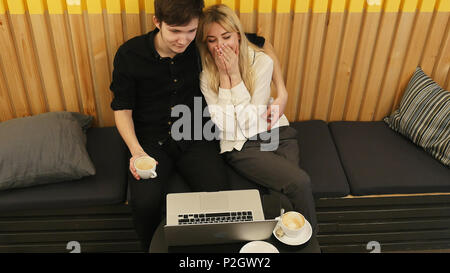 Amare giovane seduto a bere il caffè godendo del tempo insieme Foto Stock