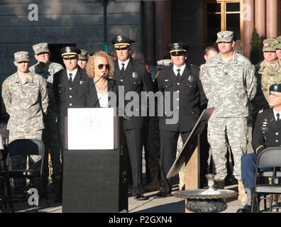 "Io sono profondamente onorato di prendere parte a questa solenne riconoscimento del nostro manca il personale militare che hanno ancora a tornare a casa", ha detto Salt Lake City Mayor Jackie Biskupski, durante una cerimonia di contrassegno per POW/MIA giorno tenutasi a Salt Lake City, Utah, Settembre 16. "Mi auguro che questo riconoscimento, piccola come è, aiuta a mostrare che Salt Lake City rispetti pienamente e supporta questi valorosi soldati e le loro famiglie per il loro incredibile sacrifici." Foto Stock