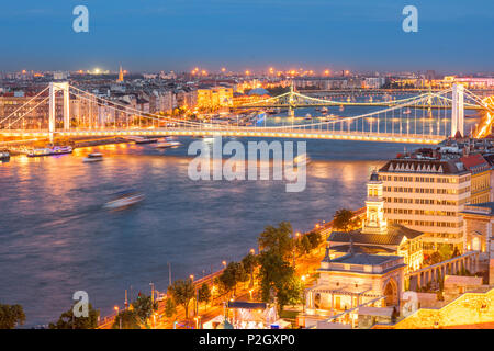 Budapest illuminata durante il crepuscolo Foto Stock