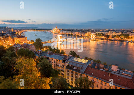Budapest illuminata durante il crepuscolo Foto Stock