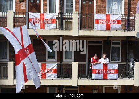 Inghilterra flag sono messa su Kirby Estate in Bermondsey, Londra, dove i residenti sono mostrando il loro sostegno per l'Inghilterra durante la Coppa del Mondo di torneo in Russia. Foto Stock