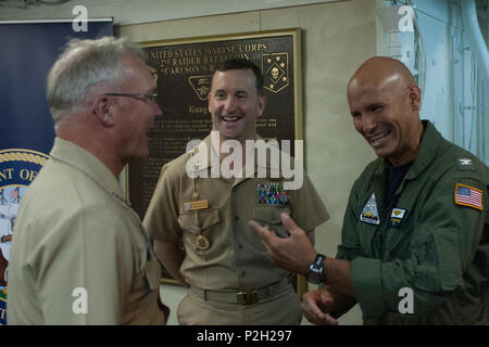 Oceano Pacifico (16 settembre 2016) - Comandante, Navale forze di superficie Vice Adm. Thomas S. Rowden parla con USS Makin Island (LHD 8) Comandante Capt. Contrassegnare Melson, centro e Carrier Strike gruppo 15 Capo del Personale Capt. Robert Osterhoudt sull'assalto anfibio della nave in corso quarterdeck. Rowden consegnato commento durante il Chief Petty Officer cerimonia di pinning dove 17 Makin Island marinai imperniata sulla loro ancoraggi. Makin Island, il prodotto di punta della Makin Island anfibio gruppo pronto, sta conducendo la formazione integrata con l'undicesimo Marine Expeditionary Unit off il Califor meridionale Foto Stock