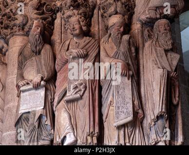 Catedral de Santiago de Compostela, iniciada en el año 1075. La Coruña, in Galizia. Pórtico de la Gloria (1168-1188). Detalle de los apóstoles. Foto Stock