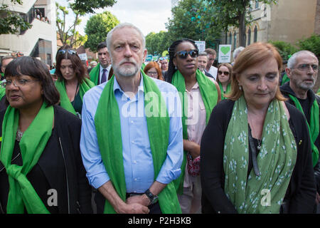 Londra REGNO UNITO 14 giugno 2018 leader del partito laburista Jeremy Corbyn (c) e MP Diane Abbott (L) durante una marcia silenziosa a St Mark's Park (Kensington Me Foto Stock