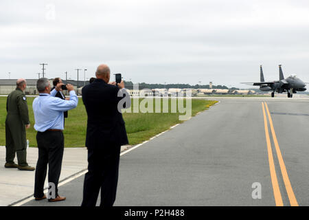 Wayne County Public School educatori guarda un F-15E Strike Eagle dal 336a Fighter Squadron pronti per il decollo di partecipare in Razor Taloni, Sett. 16, 2016 presso Seymour Johnson Air Force Base in North Carolina. Il 4° Fighter Wing ha ospitato il tour per mostrare gli educatori che cosa i loro studenti i genitori di fare su una base quotidiana. (U.S. Air Force foto di Airman Miranda A. Loera) Foto Stock