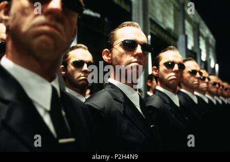 Pellicola originale titolo: Matrice Giri, L. Titolo inglese: Matrice Giri, L. Regista: Andy Wachowski; Larry Wachowski. Anno: 2003. Stelle: Hugo Weaving. Credito: WARNER BROS. Foto / Album Foto Stock