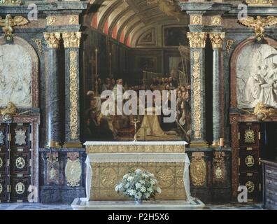 Sacristía generale del Monasterio de San Lorenzo de El Escorial, empezado un construir en el año 1563. Altare, con 'Santa Comunión del Rey Carlos II', pintada por Claudio Coello. Província de Madrid, España. Museo: Real Monasterio de San Lorenzo de El Escorial. Foto Stock