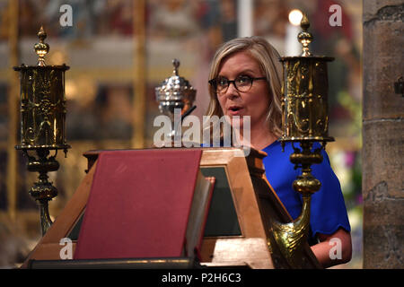 Lucy Hawking parlando al memoriale di servizio per suo padre, il professor Stephen Hawking, presso l'Abbazia di Westminster, Londra. Foto Stock