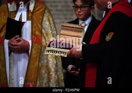 Le ceneri del professor Stephen Hawking sono previste per riposare durante il suo memoriale di servizio presso l'Abbazia di Westminster, Londra. Foto Stock