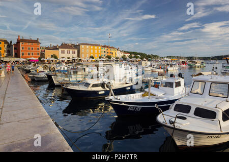 Rovigno in porto la sera, Istria, Croazia Foto Stock