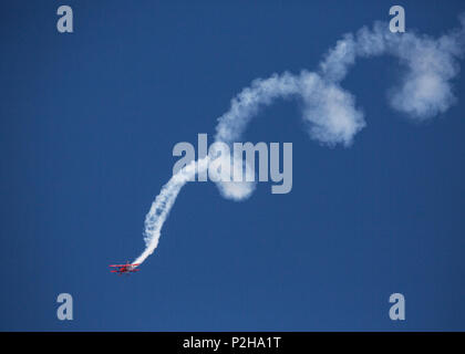 Pilota di Oracle il Challenger, Sean D. Tucker, esegue l'acrobazia durante il 2016 Marine Corps Air Station (ICM) Miramar Air Show a MCAS Miramar, California, Sett. 24, 2016. La MCAS Miramar Air Show onori 100 anni del Marine Corps riserve mediante presentazione di prodezza aerea delle Forze Armate e il loro apprezzamento per il civile il sostegno della Comunità alle truppe. (U.S. Marine Corps foto di Sgt. Tia Dufour/rilasciato) Foto Stock