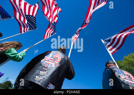 Patriot piloti frequentare la dedizione per il Massachusetts new Stella d'oro famiglie monumento commemorativo in Fall River, Massachusetts, Sett. 25th, 2016. Il memorial è un tributo al Massachusetts alle famiglie che hanno perso i propri cari in servizio militare nel paese.DoD Foto di Marina Sottufficiali di 2a classe di Dominique A. Pineiro Foto Stock