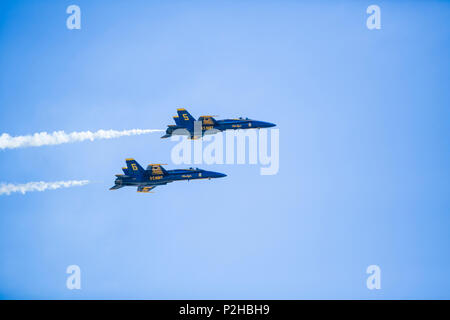 Due Stati Uniti Navy Blue Angels piloti eseguire acrobazia sincronizzati con i loro F/A-18 calabroni durante il 2016 Marine Corps Air Station (ICM) Miramar Air Show a MCAS Miramar, California, Sett. 24, 2016. Questo anno di air show riconosce 100 anni del Marine Corp componente di riserva. Più di 109,000 uomini e donne servono in Marine Corps' si riserva. (U.S. Marine Corps photo by Lance Cpl. Ariana Acosta/RILASCIATO) Foto Stock