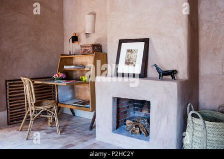 Aprire il fuoco e piccole degli anni cinquanta bureau in camera da letto con muri di terra, pavimento in terracotta e tradizionali Berbere soffitto in legno Foto Stock