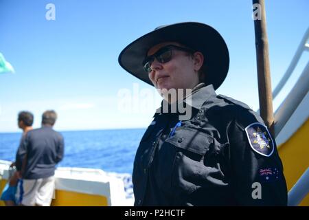 Lydia Woodhouse, un australiano di gestione della pesca competente funzionario, condizioni di indagini a bordo il Taiwanese-contrassegnato Dar lunga Cheng No. 2, nel Pacifico occidentale, Sett. 2, 2016. Gli Stati Uniti Guardia costiera e AFMA saliti a bordo della nave per garantire la conformità con il Pacifico occidentale e centrale della convenzione in materia di pesca regolamenti. (U.S. Coast Guard foto di Chief Petty Officer Sara Mooers) Foto Stock