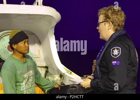 Lydia Woodhouse, un australiano di gestione della pesca competente funzionario, interviste un membro dell'equipaggio di Taiwan-contrassegnato peschereccio con palangari Jinn Hsing Tsai n. 3. in indonesiano durante un imbarco in Mare delle Filippine, Sett. 2, 2016. L'equipaggio condotto 14 fermi nel corso di una pattuglia per garantire la conformità con il Pacifico occidentale e centrale della convenzione in materia di pesca regolamenti e Palau leggi in materia di pesca. (U.S. Coast Guard foto di Chief Petty Officer Sara Mooers) Foto Stock