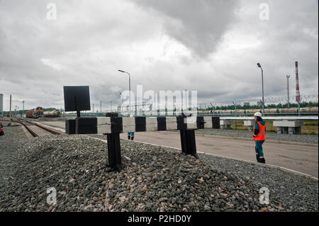 Tobolsk, Russia - 15 luglio. 2016: Sibur company. Denisovka stazione ferroviaria. La donna lavoratrice ispeziona i binari ferroviari alla stazione Foto Stock