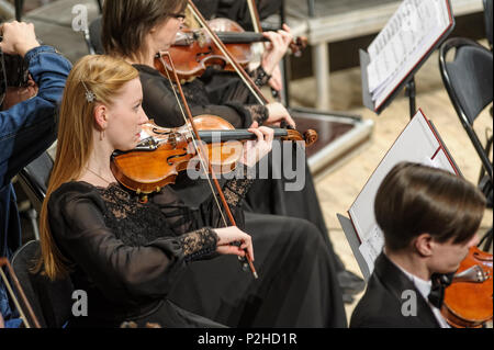 Tyumen, Russia - 25 Gennaio 2017: Concerto della orchestra della filarmonica di Tyumen hall per i fotografi. Il violino giochi di gruppo Foto Stock