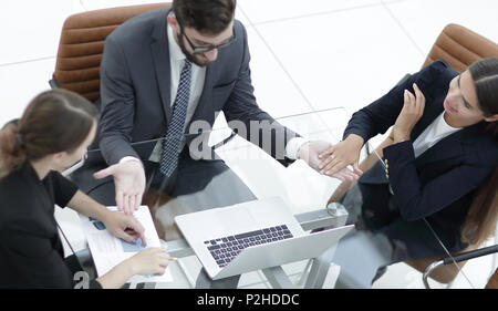 La gente di affari riunione per discutere la situazione sul mercato Foto Stock