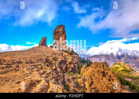 Roque Nublo nelle nuvole, il picco più alto dell'isola di Gran Canaria, Spagna Foto Stock