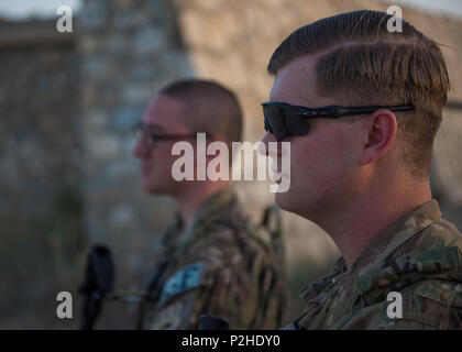 Senior Airman Michael Van Deusen (destra) e Senior Airman Jay Prather (sinistra), 455th Expeditionary forze di sicurezza Squadron quick forza di reazione, pattugliano la Flightline, Bagram Airfield, Afghanistan, Sett. 27, 2016. Libertà di sentinella, il follow-on di Enduring Freedom, è il costante sforzo degli Stati Uniti per treno, consigliare e assistere le forze di sicurezza afgane nonché condurre la lotta contro il terrorismo le operazioni in Afghanistan. (U.S. Air Force foto di Senior Airman Justyn M. Freeman) Foto Stock