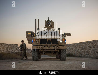 Senior Airman Michael Van Deusen, 455th Expeditionary forze di sicurezza Squadron rapido della forza di reazione, viene fuori di una miniera-resistente imboscata-protetto (MRAP) veicolo durante la pattuglia, Bagram Airfield, Afghanistan, Sett. 27, 2016. Libertà di sentinella, il follow-on di Enduring Freedom, è il costante sforzo degli Stati Uniti per treno, consigliare e assistere le forze di sicurezza afgane nonché condurre la lotta contro il terrorismo le operazioni in Afghanistan. (U.S. Air Force foto di Senior Airman Justyn M. Freeman) Foto Stock