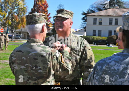 Il Mag. Gen. Nickolas Tooliatos riceve il servizio distinto dalla medaglia Il Mag. Gen. Peter Lennon, vice comandante generale (supporto), U.S. La riserva di esercito di comando, come parte di una cerimonia di pensionamento per Tooliatos, ritiratosi dopo 36 anni di servizio per la riserva di esercito, Sett. 25, Moffett Field, Mountain View, California (U.S. La riserva di esercito Foto di Capt. Alun Thomas) Foto Stock