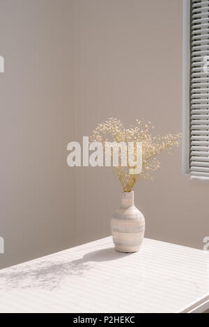 Molla di bellissimi fiori in vaso a sfondo finestra Foto Stock