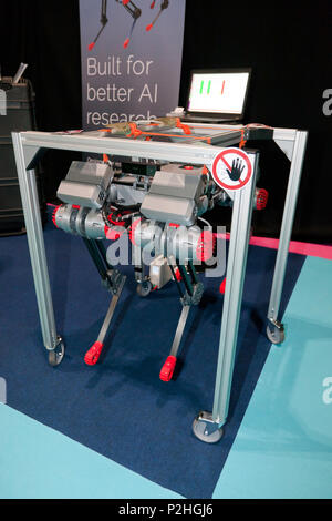 Reagire Robotics DogBot, progettato per i ricercatori di romanzo di test di intelligenza artificiale nel mondo fisico sul display in corrispondenza del vertice di intelligenza artificiale, Excel, London Foto Stock