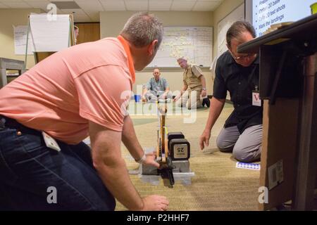 160923-N-RP435-021 (sett. 23, 2016) SAN DIEGO -- Cmdr. Brady Brown, assistente responsabile del programma per la meteorologia e oceanografia a programma Ufficio esecutivo di Comando, Controllo, Comunicazioni, Computer e intelligenza (PEO C4I), prepara per contrassegnare la posizione in cui una sfera lanciata da un statapult hits all'interno di un'area designata per la simulazione di prodotto punte di erogazione durante una strategia Lean Six Sigma (LSS) classe di formazione. Il PEO C4I il miglioramento continuo dei processi (IPC) team fornisce LSS formazione al programma di PEO personale d' ufficio e dipendenti del governo matrixed in dallo spazio e guerra navale Sistemi di comando (SPAWAR) comp Foto Stock