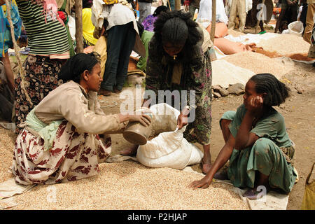 LALIBELA, Etiopia - 31 agosto 2013: Locale popolo etiope essendo un operatore del mercato nella città di Lalibela in Etiopia Foto Stock