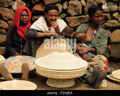 LALIBELA, Etiopia - 31 agosto 2013: Locale popolo etiope essendo un operatore del mercato nella città di Lalibela in Etiopia Foto Stock