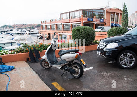 PORT ADRIANO, MALLORCA, Spagna - 15 novembre 2011: parcheggiato scooter e gli yacht ormeggiati a Marina il 15 novembre 2011 in Port Adriano, Mallorca, Spai Foto Stock