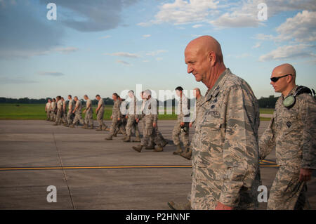 Col. Jay Johnson, 403gruppo Manutenzione commander e il Mag. Brian Horton, 803rd Manutenzione aeromobili comandante dello Squadrone portano un oggetto estraneo detriti, più comunemente conosciuto come "DOM a piedi per raccogliere il cestino sulla linea di volo prima di una cerimonia di attivare la nuova 803rd AMXS. (U.S. Air Force foto/Senior Airman Heather Heiney) Foto Stock